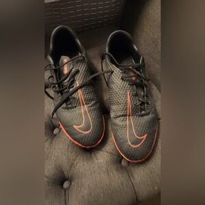 Soccer shoes